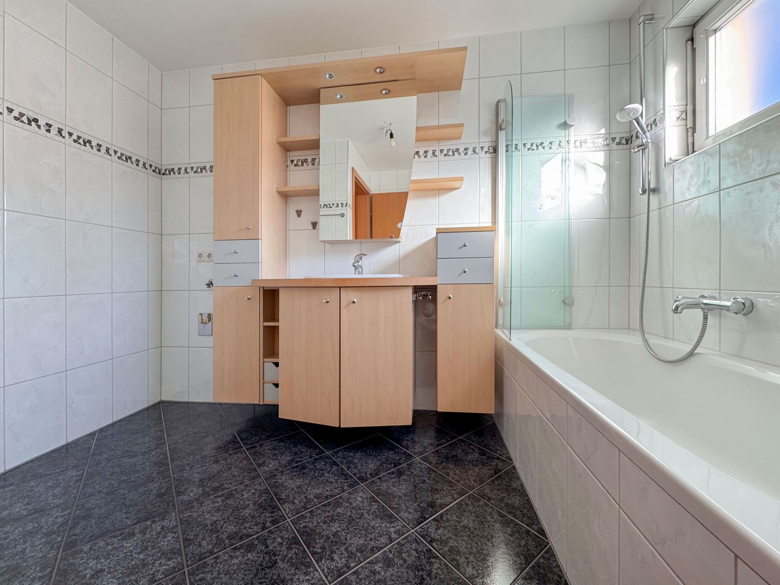 Gepflegte 3-Zimmerwohnung in kleiner Wohnanlage mit nur 4 Einheiten – 8